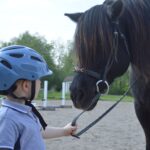 Paardrijles geven aan jonge kinderen